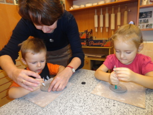 Pani Ewa pomaga dzieciom w wykonaniu zadania;-)))